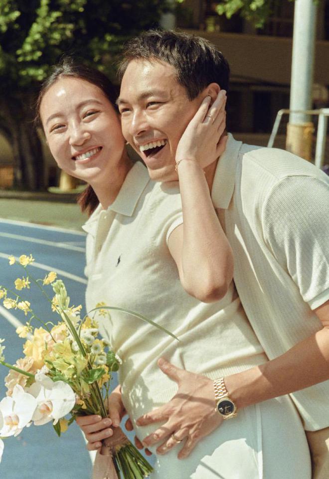 特太太素颜手抚巨肚状态佳目标生足四个爱游戏平台42岁杨祐宁三度当爸！模(图2)